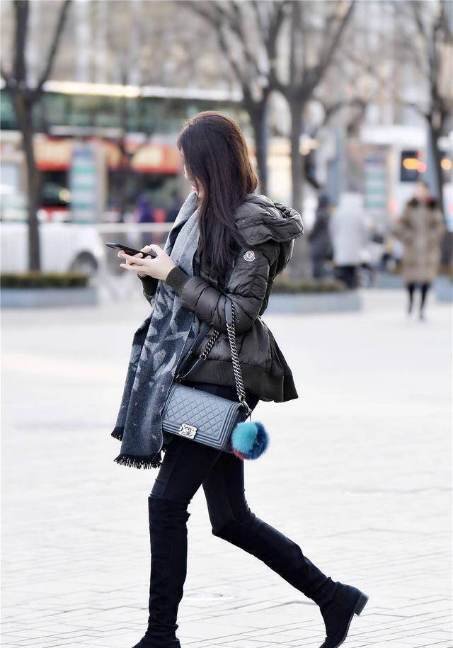 华为好看的黑色手机壁纸
:黑色绒面过膝靴，搭配紧身裤，短款的羽绒服很好看