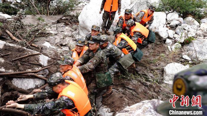手机期货软件:武警陕西总队百余名官兵正在喂子坪村开展救援